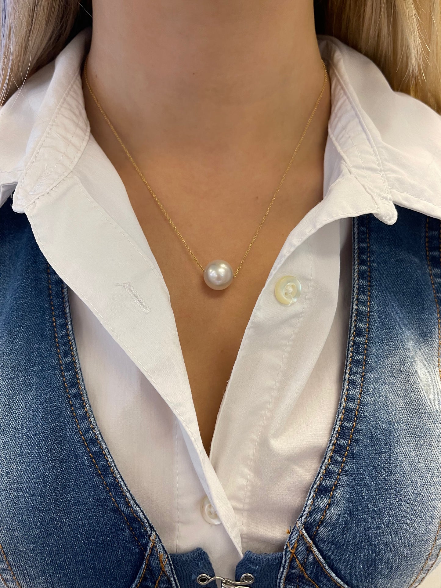 Floating White South Sea Pearl